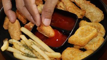 francés papas fritas, pepitas y delicioso frito otak otak servido con picante salsa foto