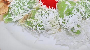 indonesio tradicional pastel klepon es un tradicional arroz pastel pelota foto