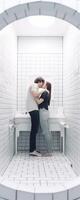 ai generativo hermosa joven Pareja en amor teniendo divertido jugando con pelo secadora en el baño marido y esposa riendo juntos a hogar foto