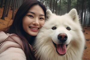 ai generativo hermosa joven mujer teniendo divertido tomando un selfie retrato con su blanco perro al aire libre a el parque amor Entre personas y animal concepto foto