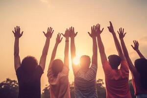 ai generativo grande grupo de contento amigos soportes en ciudad calle con elevado brazos juntos multirracial joven personas teniendo divertido al aire libre voluntario trabajo en equipo con manos arriba comunidad y amistad foto