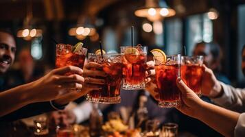 ai generativo cerca arriba imagen de manos participación cóctel lentes a bar restaurante joven personas teniendo divertido colgando fuera en fin de semana día comida y bebida concepto con chicos y muchachas Bebiendo alcohol foto