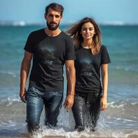 ai generativo Pareja de multiétnico amantes mano en mano a el mar caucásico y negro personas amor multirracial estilo de vida y naturaleza concepto foto