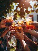 ai generativo diverso personas amigos colgando fuera tostado y Bebiendo cócteles al aire libre foto