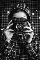 ai generativo niña tomando foto utilizando su reflejo negro y blanco fotografía