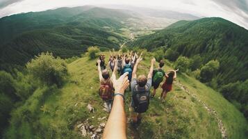 ai generativo grupo de caminantes alpinismo montañas contento amigos con manos arriba en el parte superior de el montaña multiétnico personas teniendo trekking día fuera juntos foto