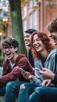 ai generativo grupo de multirracial joven personas utilizando inteligente móvil teléfono dispositivo al aire libre contento Universidad estudiantes acecho celulares sentado en Universidad instalaciones adolescentes fanático a social yo foto