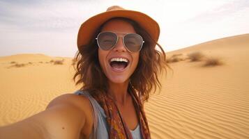 ai generativo contento hembra turista tomando selfie en arena dunas en el África Desierto Sáhara nacional parque hombre de influencia viaje blogger disfrutando viaje mientras toma yo retrato verano vacaciones y w foto