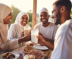 ai generativo contento mezclado carrera familia teniendo cena juntos al aire libre joven personas teniendo divertido en el terraza Bebiendo cervezas y chateando multicultural amigos celebrando patio interior hogar fiesta F foto