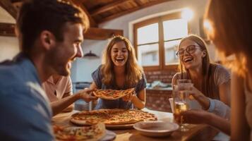 ai generativo multirracial contento amigos comiendo Pizza juntos a hogar joven personas teniendo cena fiesta en casa balcón entrega comida concepto con chicos y muchachas comida en Departamento foto