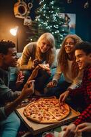 ai generativo multirracial contento amigos comiendo Pizza juntos a hogar joven personas teniendo cena fiesta en casa balcón entrega comida concepto con chicos y muchachas comida en Departamento foto