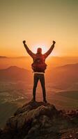 ai generativo exitoso caminante levantamiento brazos en el parte superior de el montaña a puesta de sol contento hombre disfrutando vida foto