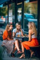 ai generativo Tres joven hembra amigos comiendo Pizza sentado fuera de contento mujer disfrutando calle comida en el ciudad italiano comida cultura y europeo Días festivos concepto foto