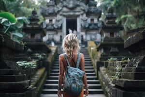 ai generativo viajero mujer posando en frente de un templo en bali Indonesia mujer con mochila en un viaje en Asia foto