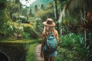 ai generativo mujer con mochila caminando a grande Entrada portón en bali Indonesia foto