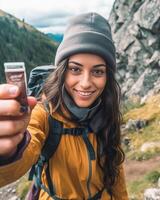 ai generativo joven mujer tomando selfie retrato excursionismo montañas contento caminante en el parte superior de el acantilado sonriente a cámara viaje y pasatiempo concepto foto