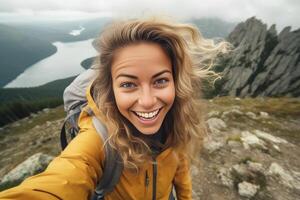 ai generativo joven mujer tomando selfie retrato excursionismo montañas contento caminante en el parte superior de el acantilado sonriente a cámara viaje y pasatiempo concepto foto