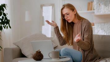 caucásico trastornado mujer usuario cliente dama niña en lentes mujer de negocios persona de libre dedicación utilizando ordenador portátil triste frustrado acerca de computadora problema estresado acerca de Error software error preocupado leer malo Noticias a hogar foto