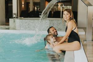 familia en el interior nadando piscina foto