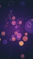 verticaal video - abstract bokeh deeltjes achtergrond met oranje en Purper plastic bollen en ring kronkels. deze modieus vloeistof beweging stijl achtergrond animatie is vol hd en een naadloos lus.