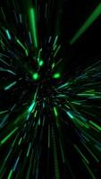 verticaal video - explosie van gloeiend groen en blauw digitaal gegevens deeltjes wervelende Bij hoog snelheid. super snel deeltje animatie. deze exploderend deeltjes beweging achtergrond is hd en looping