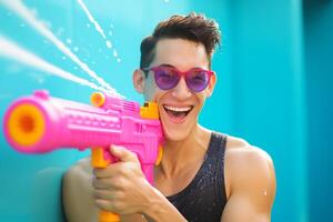 ai generado un hombre jugando agua pistola a Songkran día con generativo ai foto