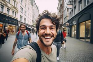 ai generado un hombre tomando selfie en el grande ciudad con generativo ai foto