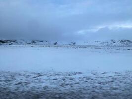 un ver de el Islandia campo en el invierno cubierto con nieve cerca el golfos cascada foto