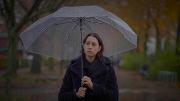 omtänksam ung kvinna tänkande handla om ledsen liv har negativ tankar video