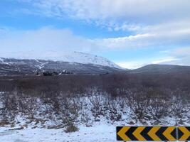 un ver de el Islandia campo en el invierno cubierto con nieve cerca el golfos cascada foto