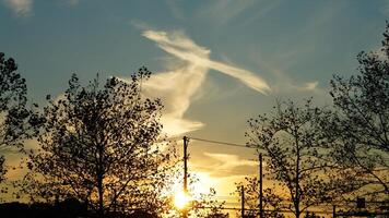 el hermosa puesta de sol ver con el vistoso nubes y cielo como antecedentes foto