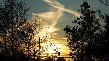 el hermosa puesta de sol ver con el vistoso nubes y cielo como antecedentes foto