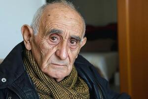 ai generado cerca arriba retrato de un pensativo abuelo. ai generado foto