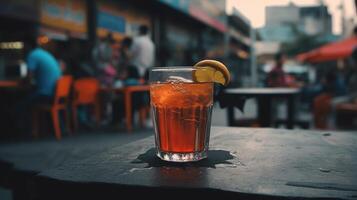 ai generado refrescante con hielo té con limón rebanada en al aire libre mesa con borroso antecedentes de personas socializar, toma sitio a calle alimento. foto