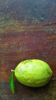 maduro limón Fruta en rama con verde hojas. limón Fruta con verde hoja. natural limón Fruta erigir por levitación. Fresco amarillo maduro limones foto