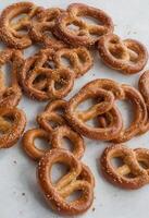 ai generado salado mini pretzels en blanco antecedentes foto