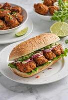 ai generado picante pollo sub emparedado con verduras foto