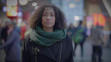 pensativo mujer con braun Rizado pelo desplazamientos en el ciudad a noche video
