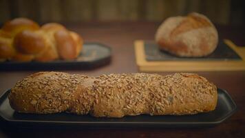 vers gebakken biologisch brood Aan houten tafel achtergrond video