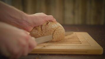 Frais cuit biologique pain sur en bois table Contexte video