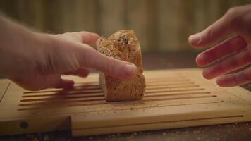 sabroso delicioso un pan pan recién horneado hecho en casa video