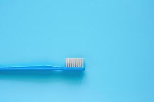 cepillo de dientes usado para limpieza el dientes en azul antecedentes foto