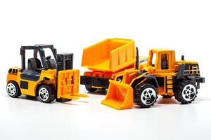 un amarillo juguete pesado maquinaria incluye tugurio camión, excavadora y máquina elevadora en blanco antecedentes foto