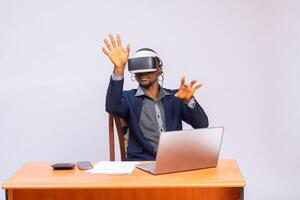 africano diseñador es pruebas un virtual realidad casco en el nuevo oficina foto