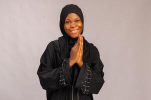 hermosa musulmán dama Orando para Alá musulmán Dios foto