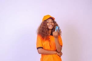 joven negro mujer participación su crédito tarjeta y sonriente foto