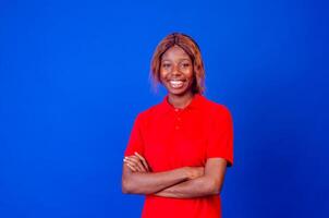 confidente mujer. confidente joven mujer acuerdo brazos cruzado y sonriente mientras en pie aislado en azul foto