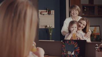 grand-mère, Jeune fille et peu petite fille dépenser temps étreindre, souriant, en riant dans de face de le miroir. mères. vif émotions. le récit de un content famille. une lot de cadres pour édition. video