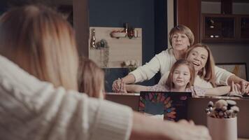 Trois générations de femmes de une content famille. grand-mère, Jeune fille et peu petite fille dépenser temps étreindre, souriant, en riant dans de face de le miroir. mères. vif émotions. video