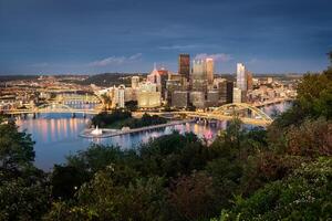 Pittsburgh horizonte por noche foto